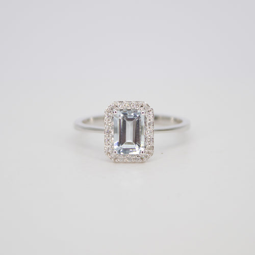 Anillo en oro blanco 14k aguamarina y diamantes.
