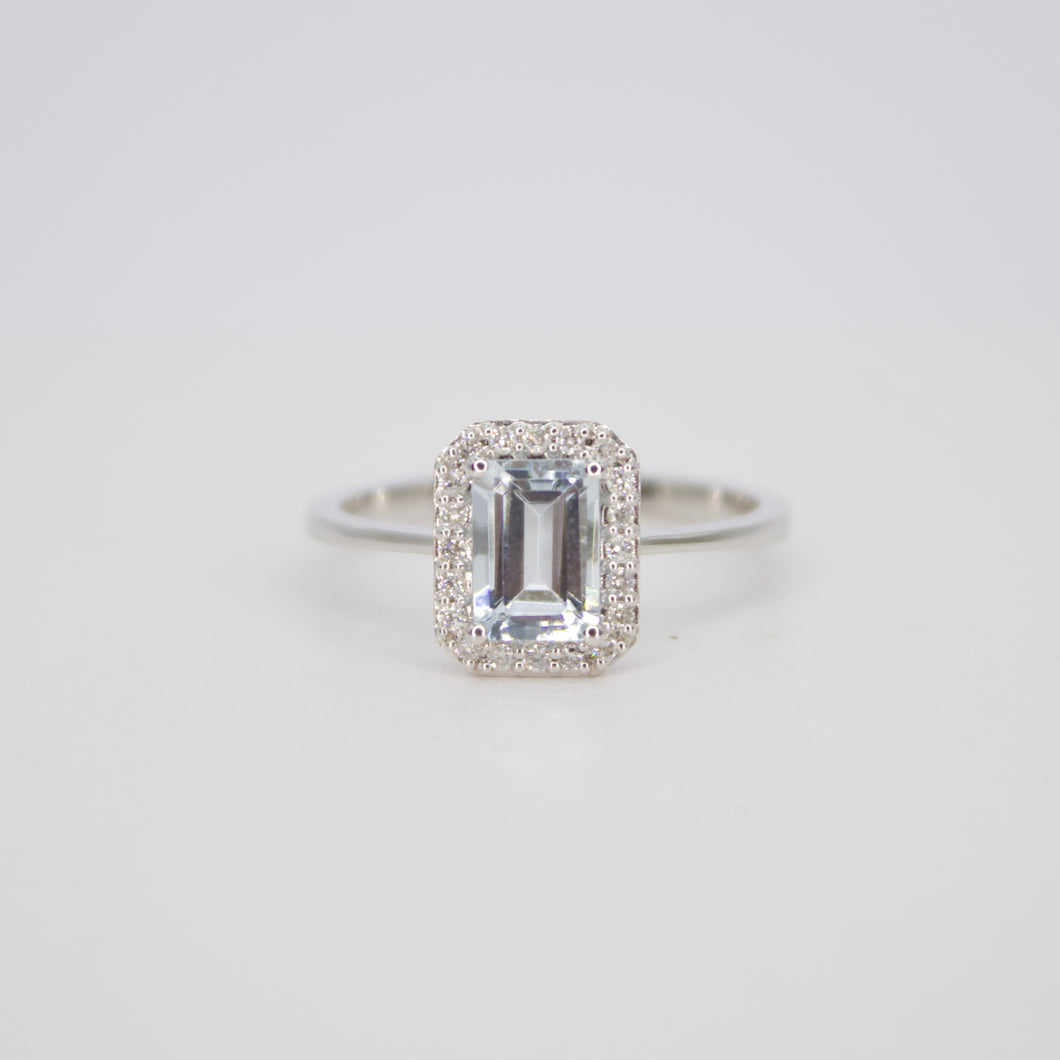 Anillo en oro blanco 14k aguamarina y diamantes.