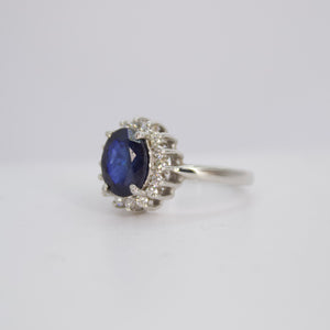 Anillo en oro blanco 14k con zafiro y diamantes.