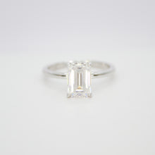 Cargar imagen en el visor de la galería, Anillo en oro blanco 14k con moissanita.