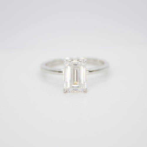 Anillo en oro blanco 14k con moissanita.