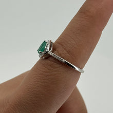 Cargar imagen en el visor de la galería, Anillo oro blanco 14k con esmeralda y diamantes.