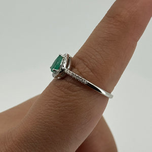 Anillo oro blanco 14k con esmeralda y diamantes.