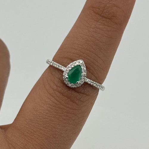 Anillo oro blanco 14k con esmeralda y diamantes.