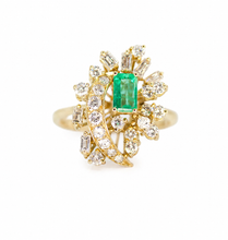 Cargar imagen en el visor de la galería, Anillo en oro amarillo 14k con esmeralda y diamantes.