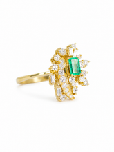 Cargar imagen en el visor de la galería, Anillo en oro amarillo 14k con esmeralda y diamantes.