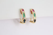 Cargar imagen en el visor de la galería, Aretes en oro amarillo 14k con esmeralda,rubí,zafiro y diamantes.