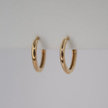 Cargar imagen en el visor de la galería, Aretes Huggies en oro rosa 14k.