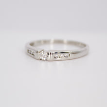 Cargar imagen en el visor de la galería, Anillo en oro blanco 10k con diamantes.