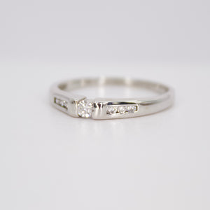 Anillo en oro blanco 10k con diamantes.
