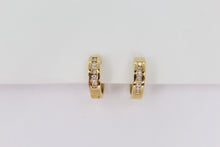 Cargar imagen en el visor de la galería, Aretes en oro amarillo 14k con diamantes.