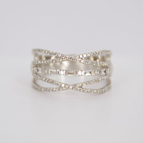 Anillo en oro blanco 14k con diamantes.
