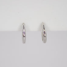 Cargar imagen en el visor de la galería, Aretes Huggies en oro blanco 14k.