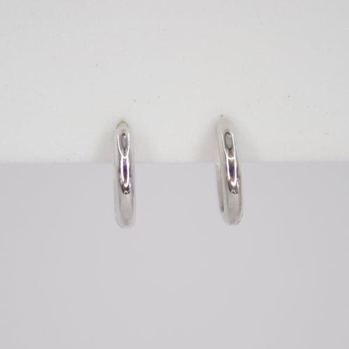Aretes Huggies en oro blanco 14k.