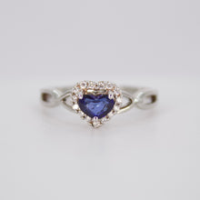 Cargar imagen en el visor de la galería, Anillo en oro blanco 14k con zafiro y diamantes.