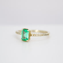 Cargar imagen en el visor de la galería, Anillo en oro amarillo 14k con esmeralda y diamantes.