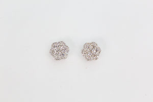 Aretes en oro blanco 14k con diamantes.