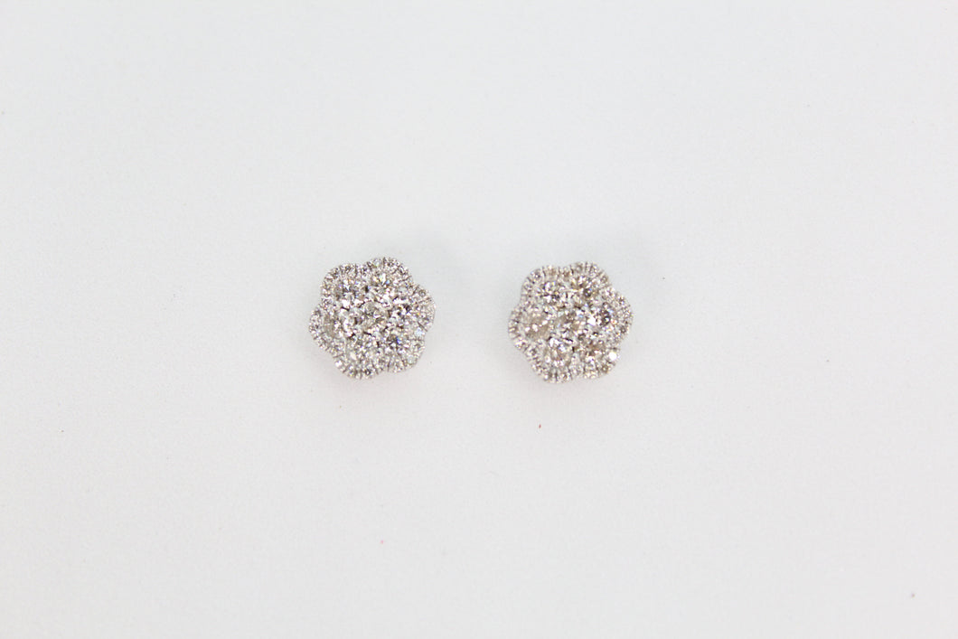 Aretes en oro blanco 14k con diamantes.