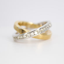 Cargar imagen en el visor de la galería, Anillo en oro combinado 14k con diamantes.