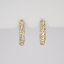 Cargar imagen en el visor de la galería, Aretes Huggies en oro amarillo 14k con zirconias.
