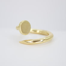 Cargar imagen en el visor de la galería, Anillo tornillo en oro amarillo 14k.