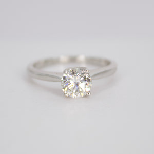 Anillo en oro blanco 14k con diamante.