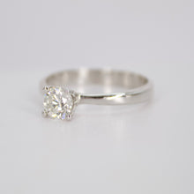 Cargar imagen en el visor de la galería, Anillo en oro blanco 14k con diamante.