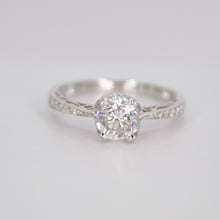 Cargar imagen en el visor de la galería, Anillo en oro blanco 18k con diamantes.