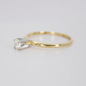 Anillo en oro amarillo 14k con diamantes.