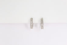 Cargar imagen en el visor de la galería, Huggies en oro blanco 14k con diamantes.