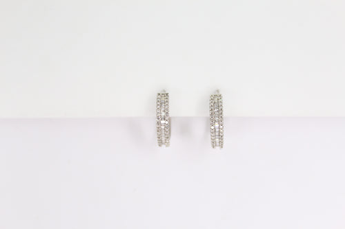 Huggies en oro blanco 14k con diamantes.