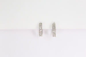 Huggies en oro blanco 14k con diamantes.