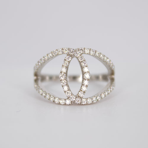Anillo en oro blanco 14k con diamantes.