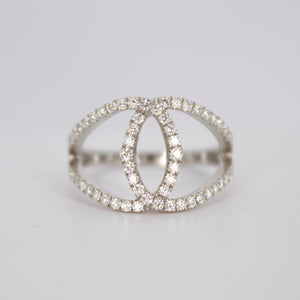 Anillo en oro blanco 14k con diamantes.