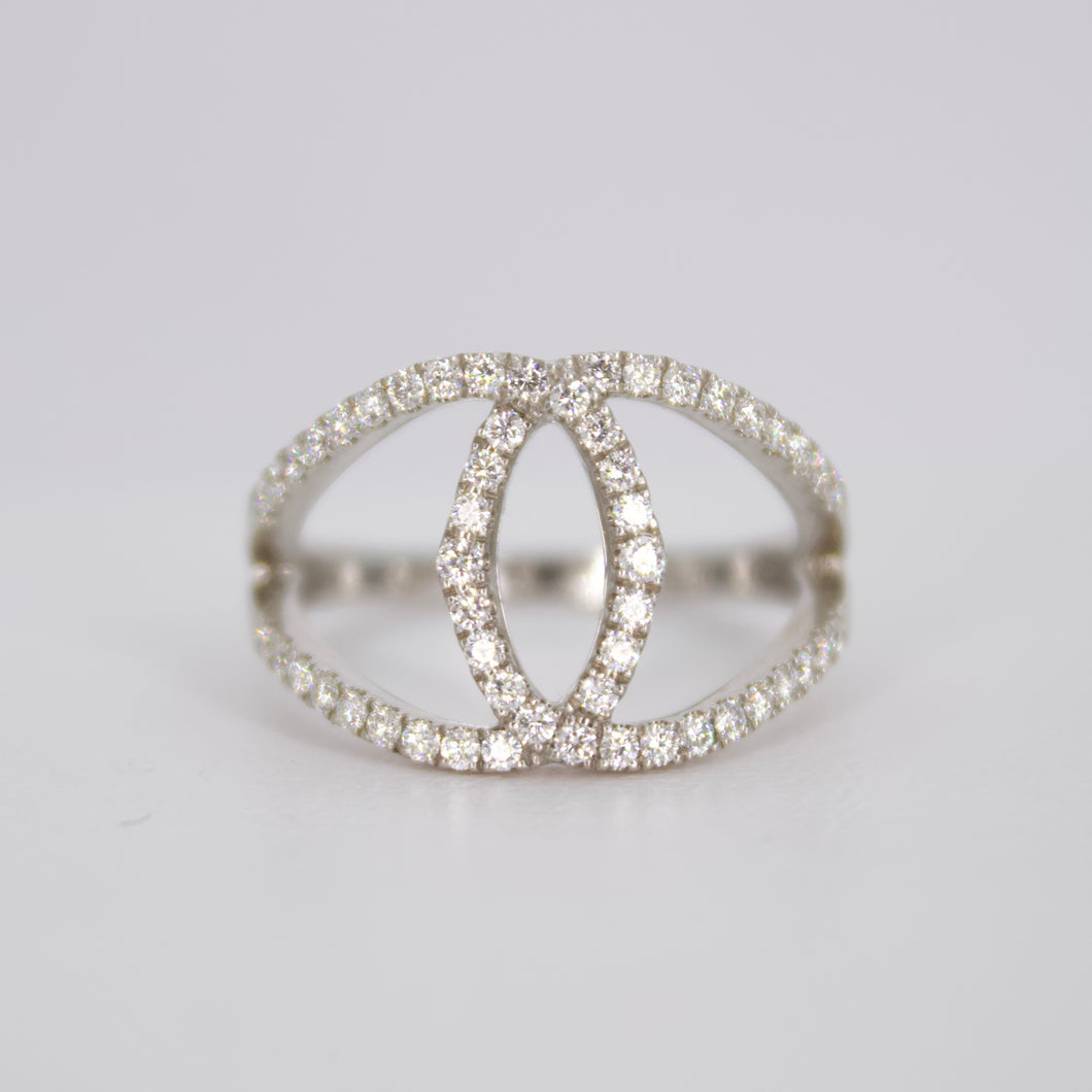 Anillo en oro blanco 14k con diamantes.
