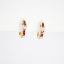 Cargar imagen en el visor de la galería, Aretes en oro amarillo 14k con rubí y diamantes.