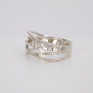 Anillo en oro blanco 14k con diamantes.