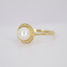 Cargar imagen en el visor de la galería, Anillo en oro amarillo con perla y diamantes.