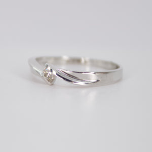 Anillo en oro 14k con diamante.