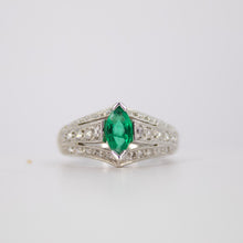 Cargar imagen en el visor de la galería, Anillo en oro blanco 14k con esmeralda y diamantes.