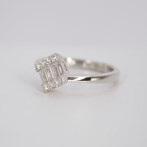 Anillo en oro blanco 14k con diamantes.