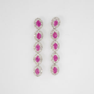 Aretes en oro blanco 14k con rubí y diamantes.