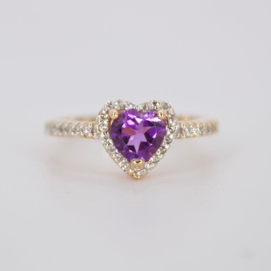 Anillo en rosa 14k con amatista y diamantes.