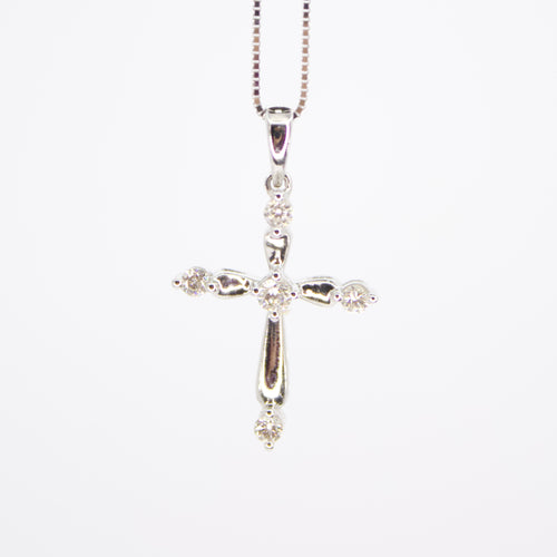 Cruz en oro blanco 14k con diamantes.
