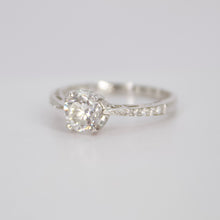Cargar imagen en el visor de la galería, Anillo en oro blanco 18k con diamantes.