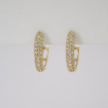 Cargar imagen en el visor de la galería, Aretes Huggies en oro amarillo 14k con zirconias.