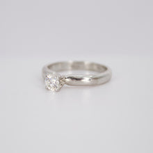 Cargar imagen en el visor de la galería, Anillo en oro blanco 14k con diamante.