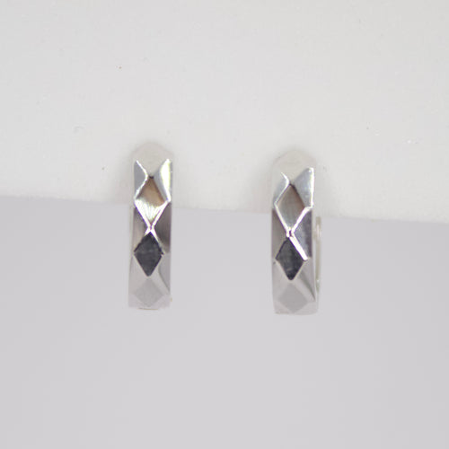 Aretes Huggies en oro blanco 14k.