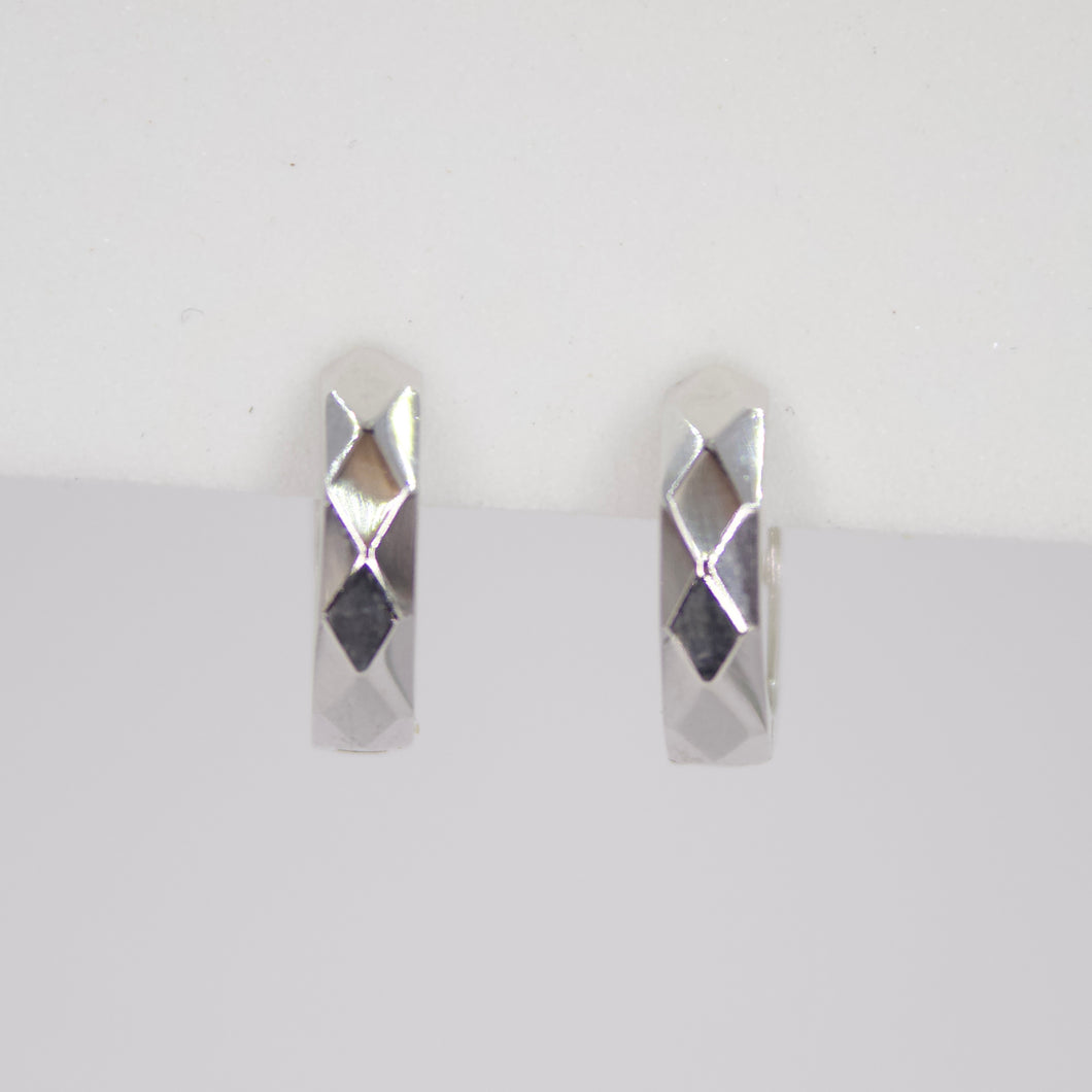 Aretes Huggies en oro blanco 14k.