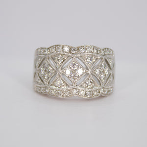 Anillo en oro blanco 14k con diamantes.